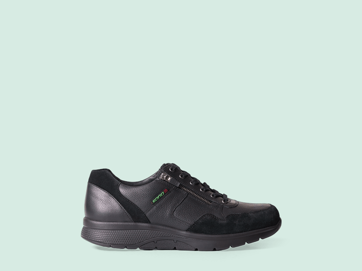 Shoe with retained source shadow on customer background